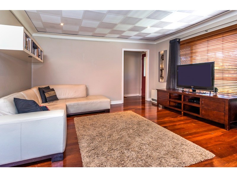 2A Sanderson St, Embleton WA 6062