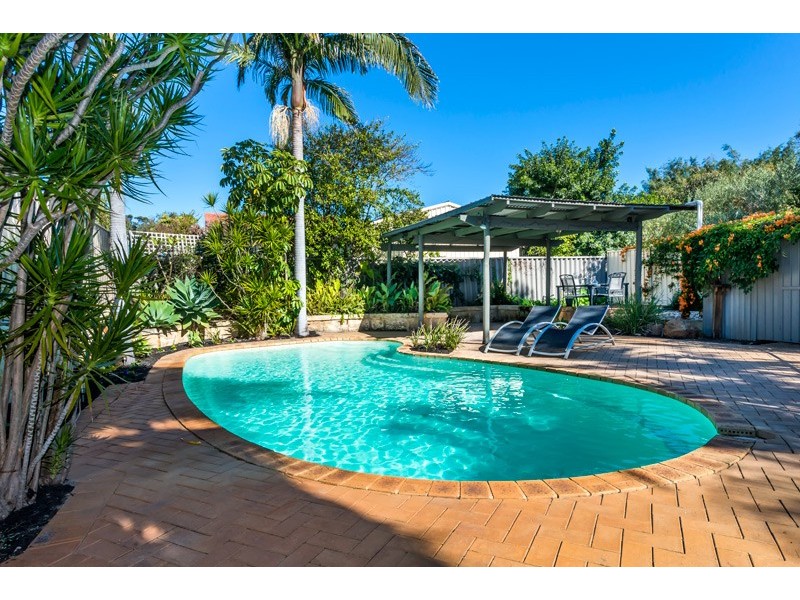 2A Sanderson St, Embleton WA 6062