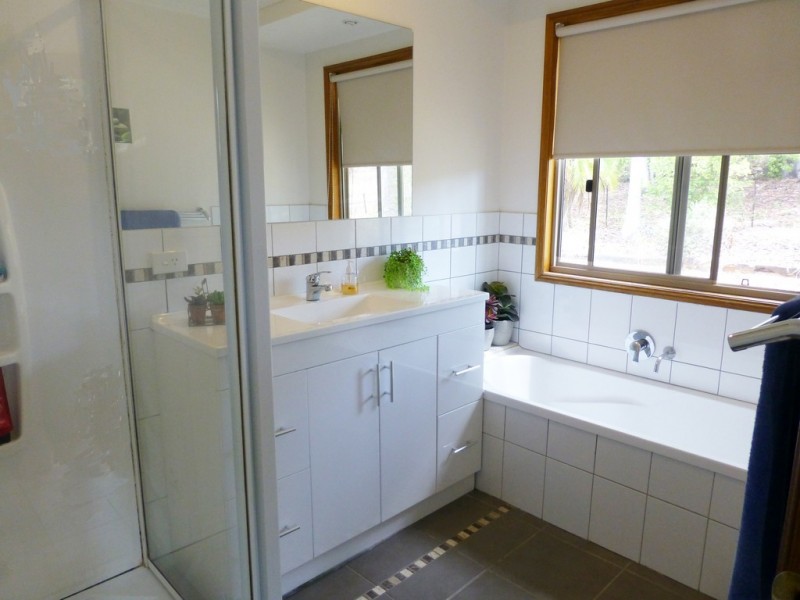 111 Hunchy Road, Hunchy QLD 4555