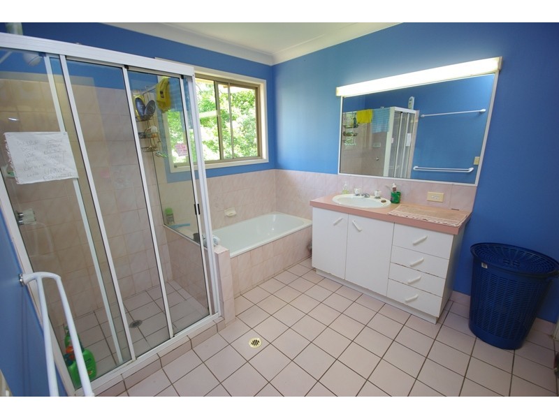 4 Hall Court, Burnside QLD 4560