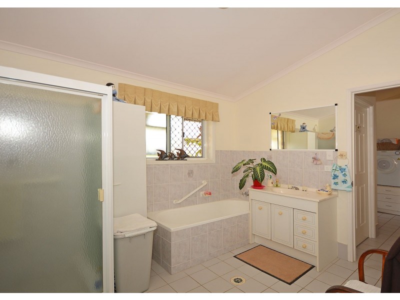 4 Lakeside Drive, Burrum Heads QLD 4659