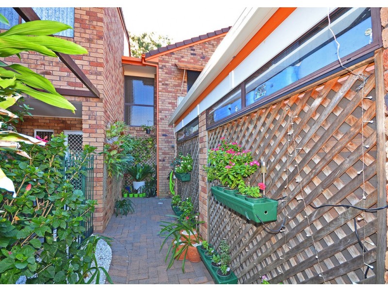 2/110 Burrum St, Burrum Heads QLD 4659