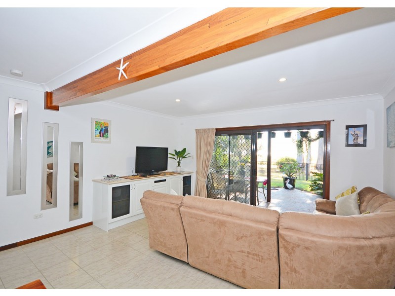 2/110 Burrum St, Burrum Heads QLD 4659