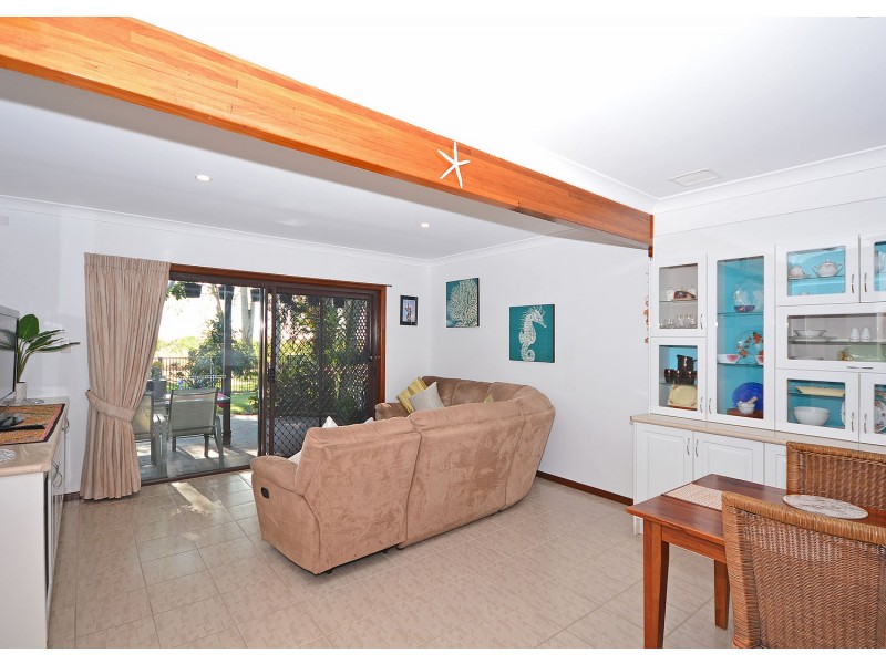 2/110 Burrum St, Burrum Heads QLD 4659