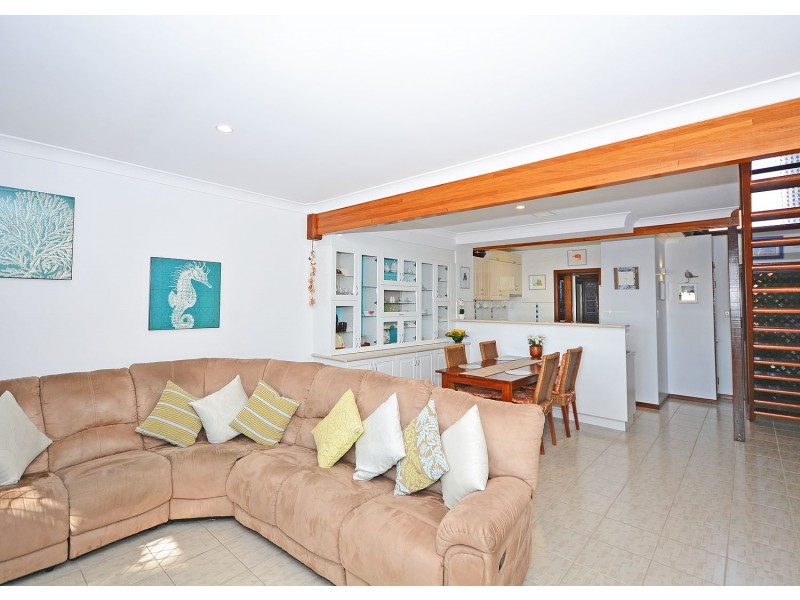 2/110 Burrum St, Burrum Heads QLD 4659