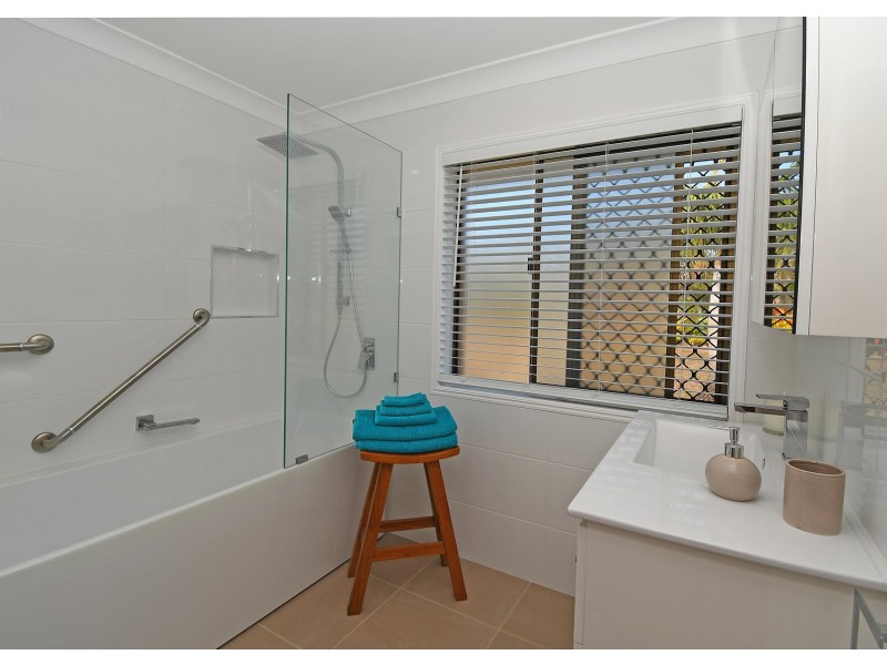 9 Island Close, Pacific Haven QLD 4659