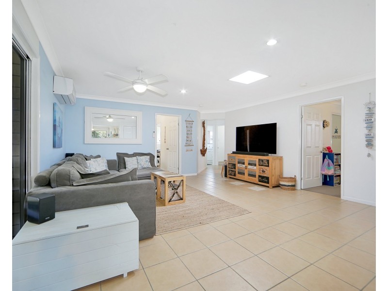 12 Lakeside Drive, Burrum Heads QLD 4659