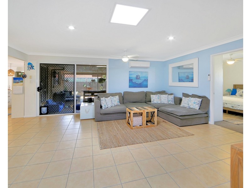 12 Lakeside Drive, Burrum Heads QLD 4659