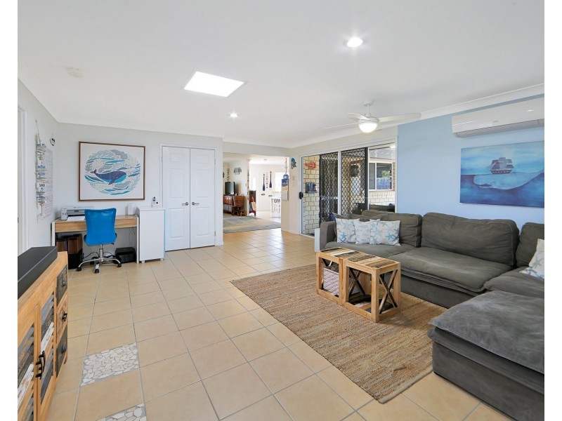 12 Lakeside Drive, Burrum Heads QLD 4659