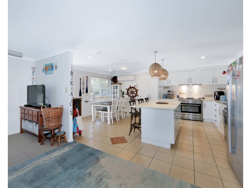 12 Lakeside Drive, Burrum Heads QLD 4659