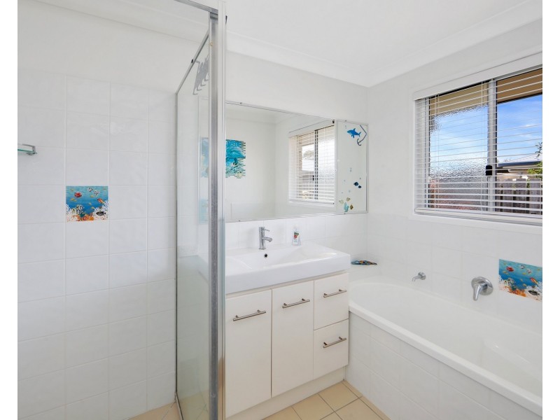 12 Lakeside Drive, Burrum Heads QLD 4659