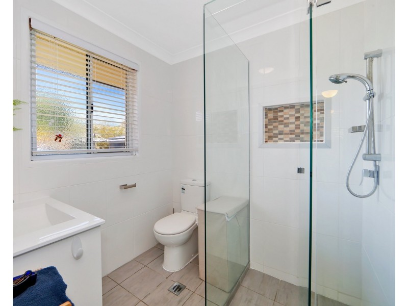 12 Lakeside Drive, Burrum Heads QLD 4659