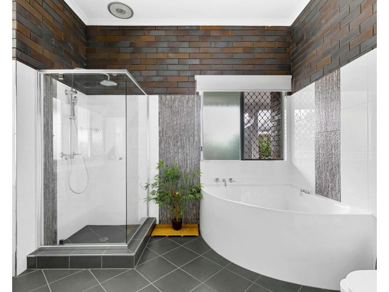 35 Beach Drive, Burrum Heads QLD 4659