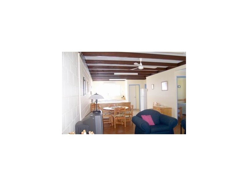 2/175 Burrum St, Burrum Heads QLD 4659