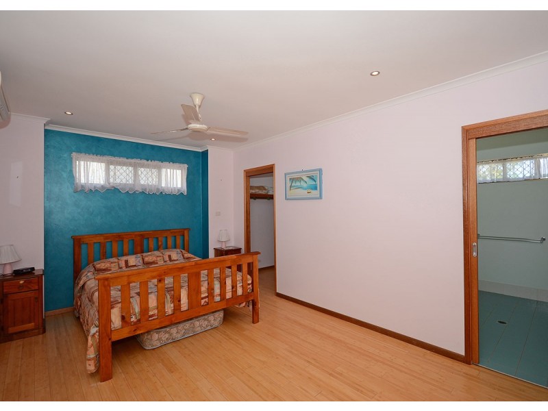 100 Kingfisher Pde, Toogoom QLD 4655