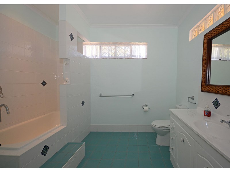 100 Kingfisher Pde, Toogoom QLD 4655