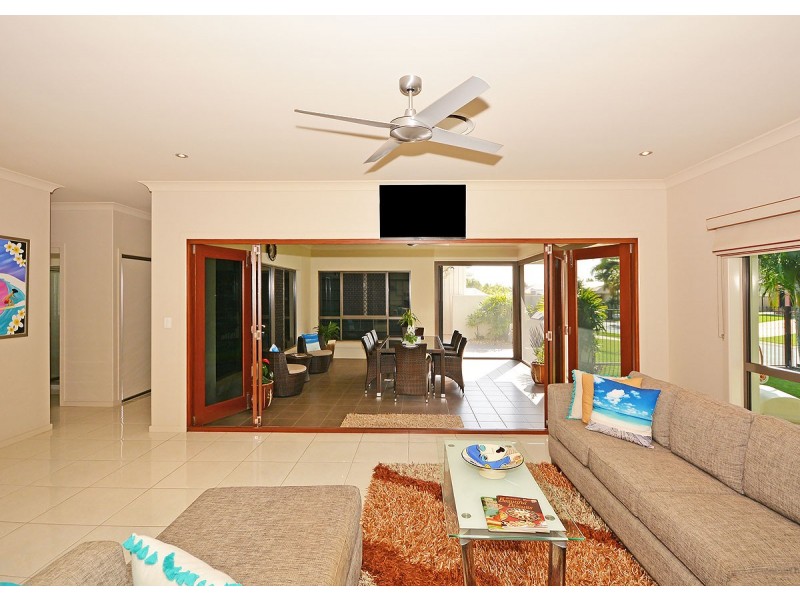 8 Lucas Drive, Burrum Heads QLD 4659