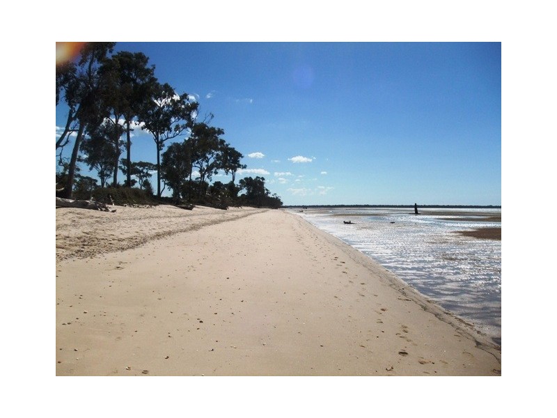 8 Barramundi Drive, Burrum Heads QLD 4659