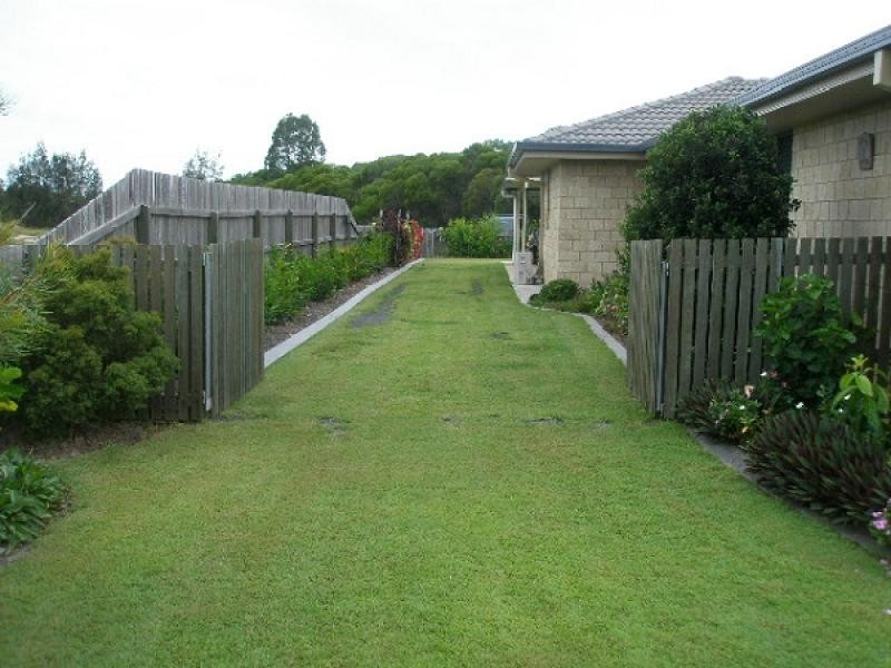 23 Lakes Boulevard, Burrum Heads QLD 4659