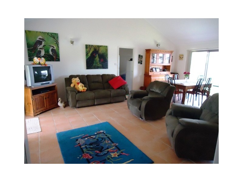 2 Lakes Bvd, Burrum Heads QLD 4659