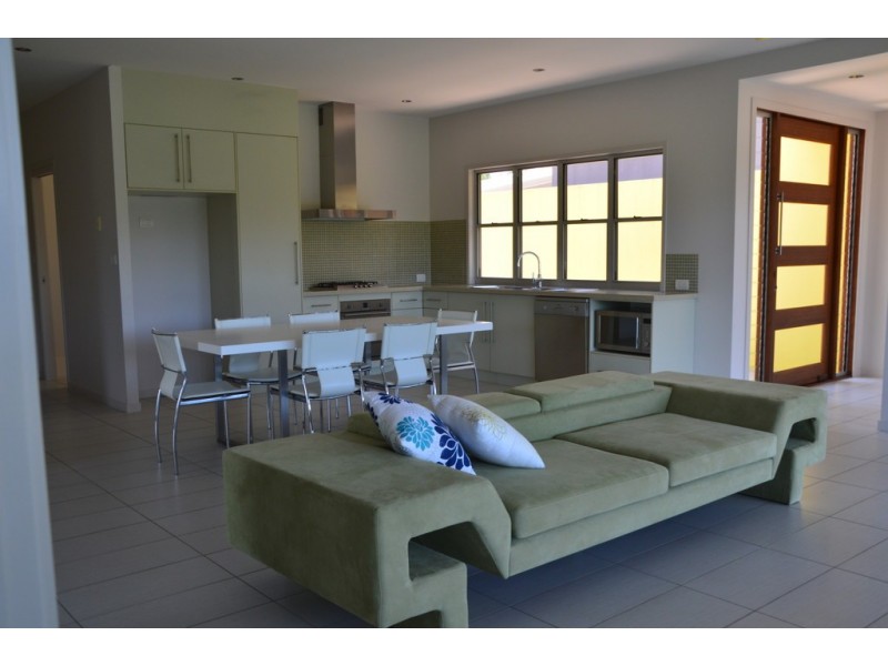 2/3 Seashells Court, Burrum Heads QLD 4659
