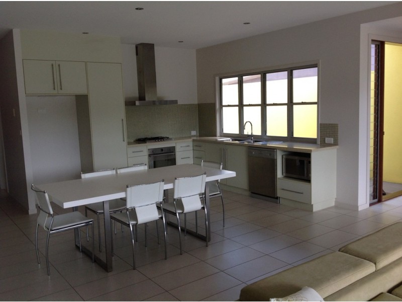 2/3 Seashells Court, Burrum Heads QLD 4659