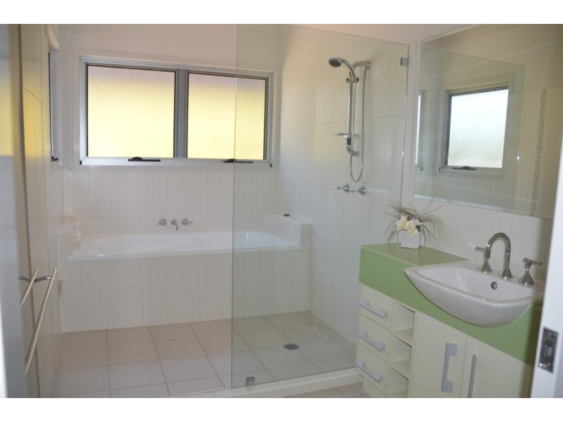 2/3 Seashells Court, Burrum Heads QLD 4659
