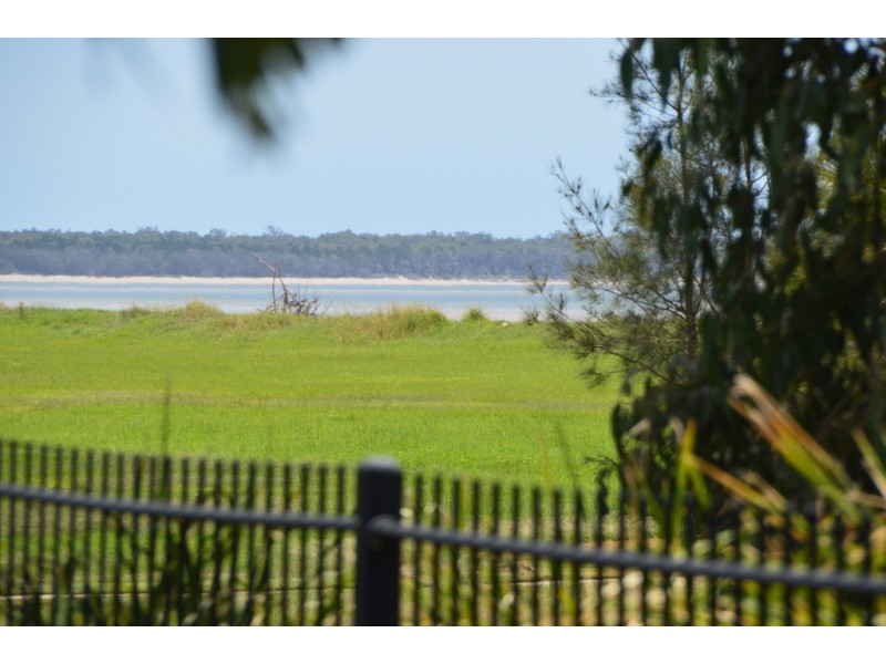 2/3 Seashells Court, Burrum Heads QLD 4659