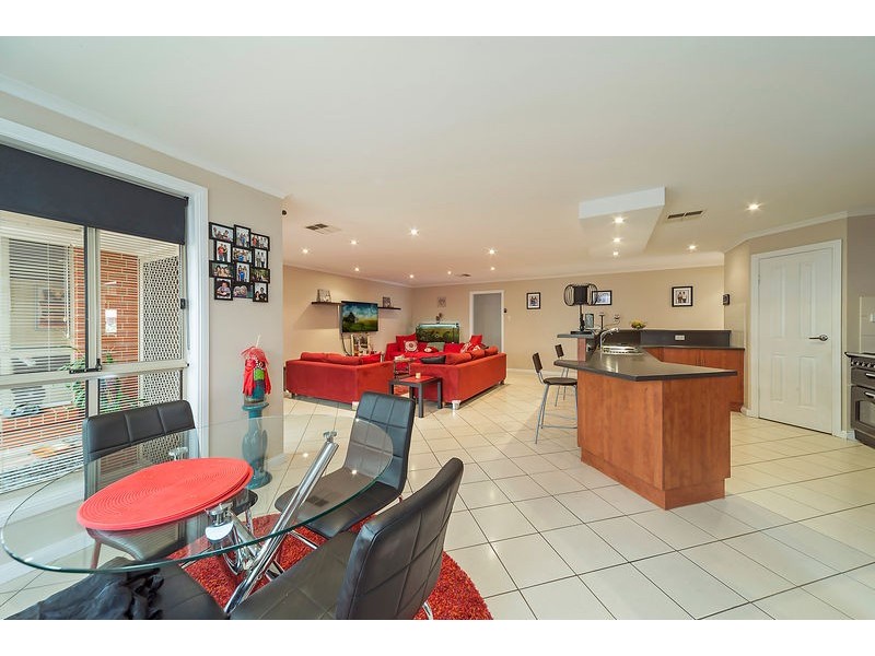 73 President Avenue, Andrews Farm SA 5114
