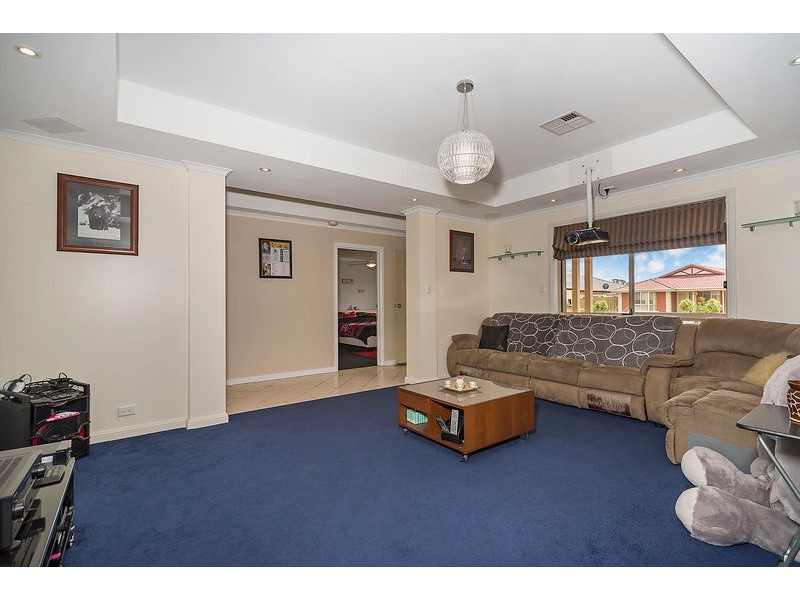 73 President Avenue, Andrews Farm SA 5114