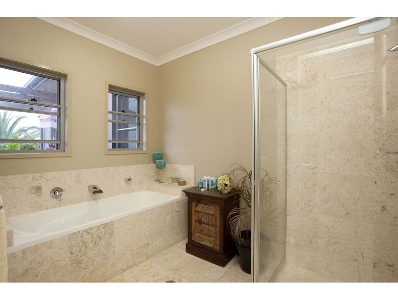 7 Oak River Road, Draper QLD 4520