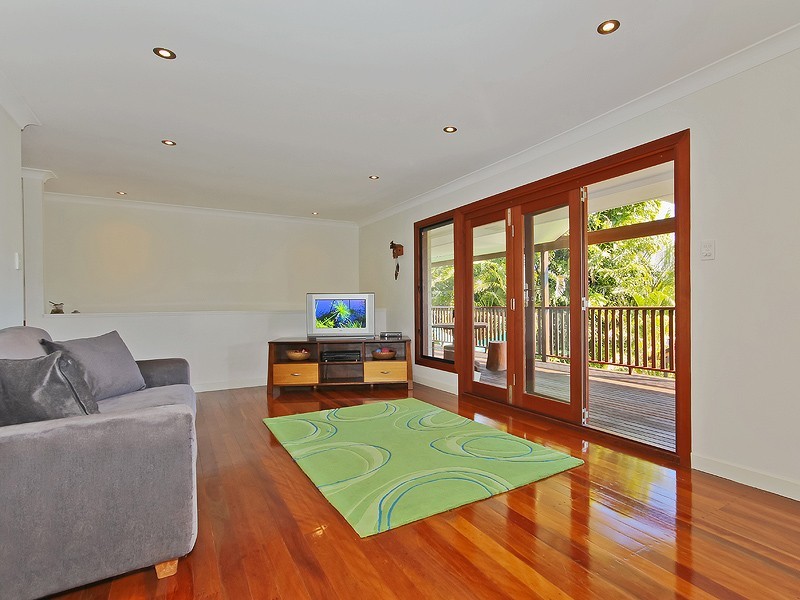 16 Junction Street, Samford Village QLD 4520