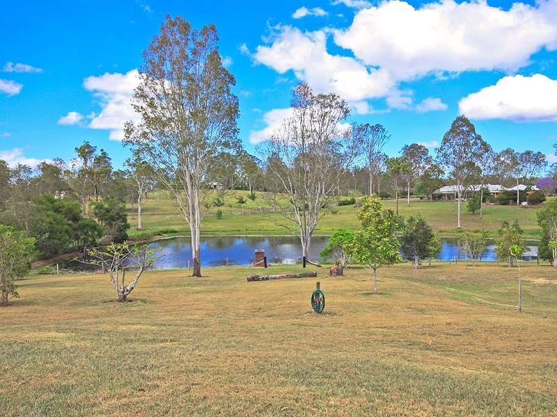 14 Valray Place, Samford Valley QLD 4520
