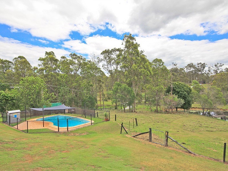 68 Oatlands Crt, Wights Mountain QLD 4520