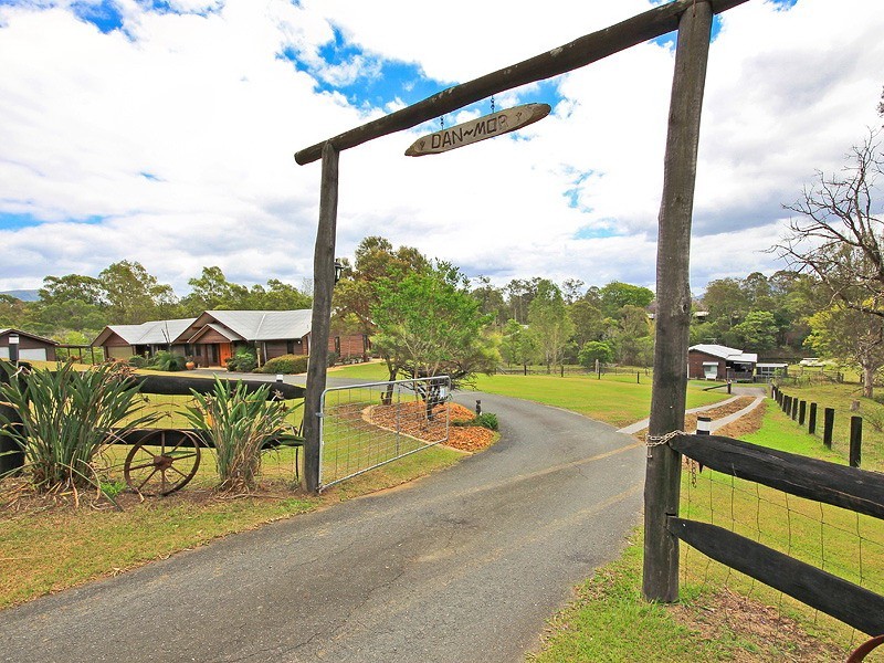 68 Oatlands Crt, Wights Mountain QLD 4520