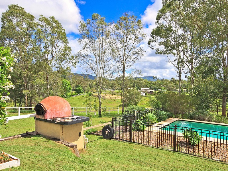 12 Davison Road, Camp Mountain QLD 4520