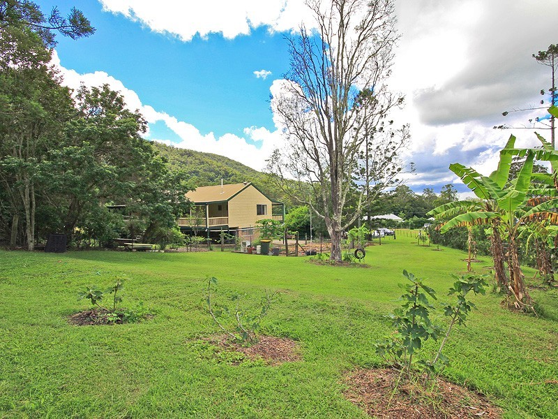8 Kirk Road, Cedar Creek QLD 4520
