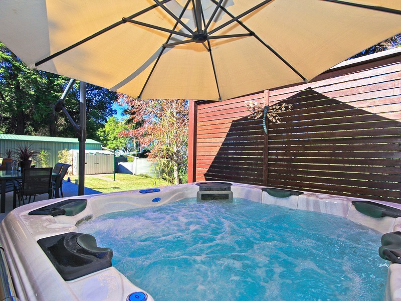 1827 Mount Glorious Rd, Mount Glorious QLD 4520