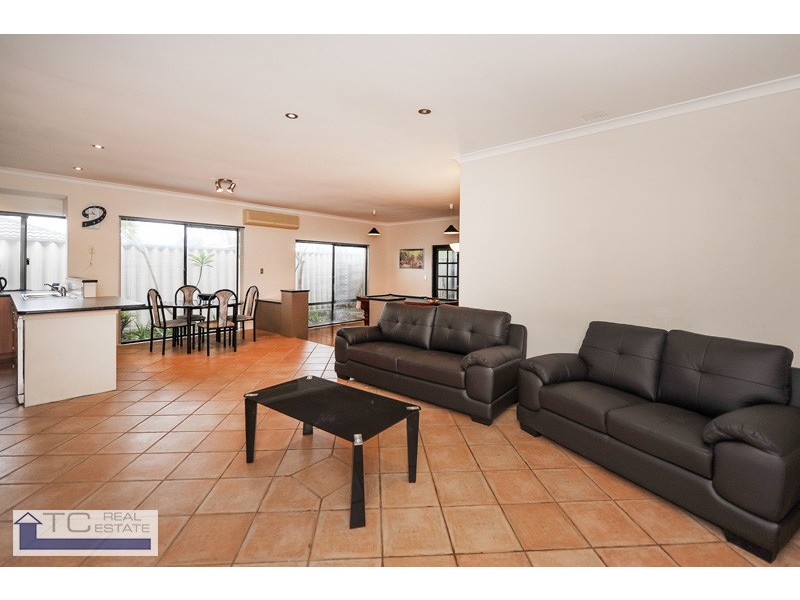 12 Bradford Place, Marangaroo WA 6064