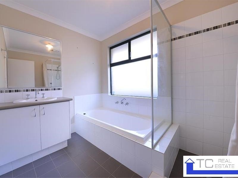 18 Bauer Cir, Banksia Grove WA 6031