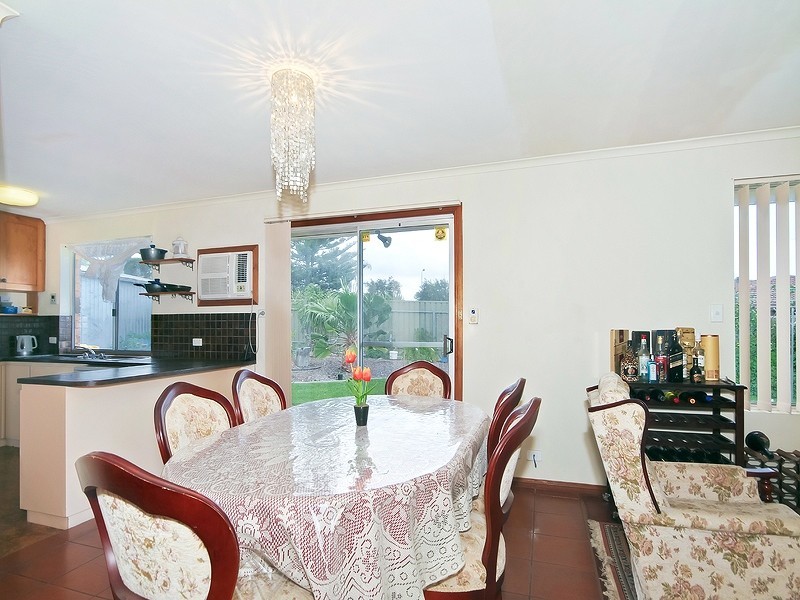 33 ROGANA CRESCENT, Hallett Cove SA 5158