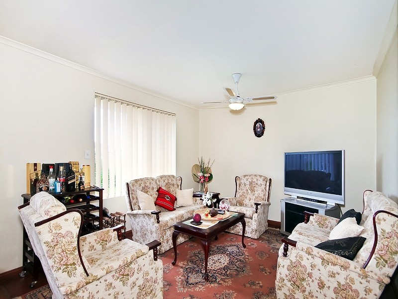 33 ROGANA CRESCENT, Hallett Cove SA 5158