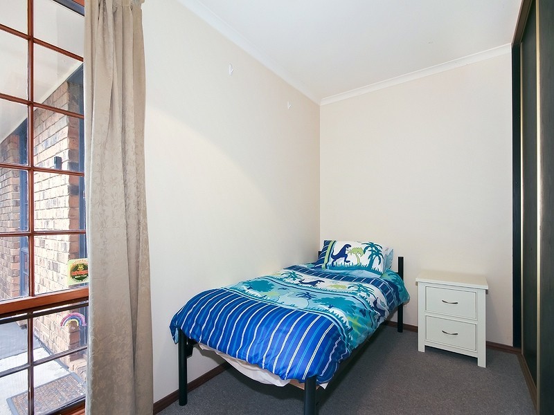 33 ROGANA CRESCENT, Hallett Cove SA 5158