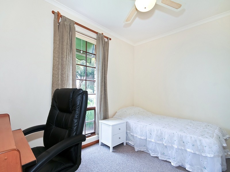33 ROGANA CRESCENT, Hallett Cove SA 5158