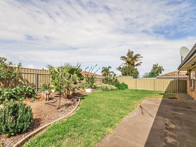 33 ROGANA CRESCENT, Hallett Cove SA 5158