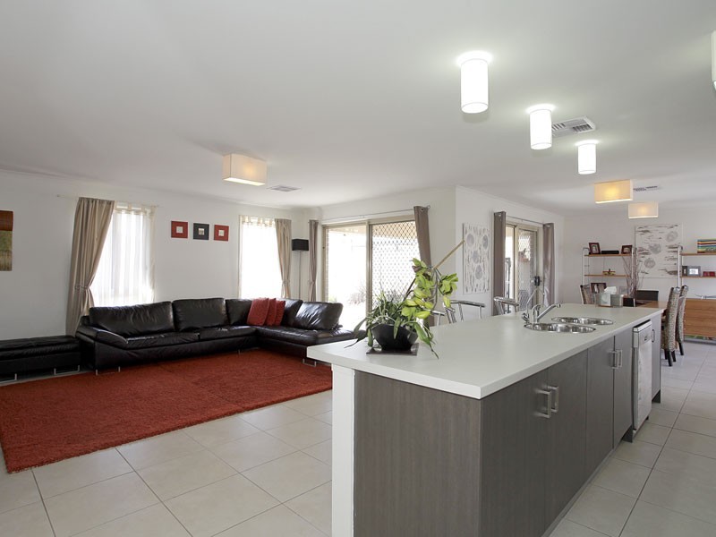 2 MERCHANT COURT, Seaford Meadows SA 5169