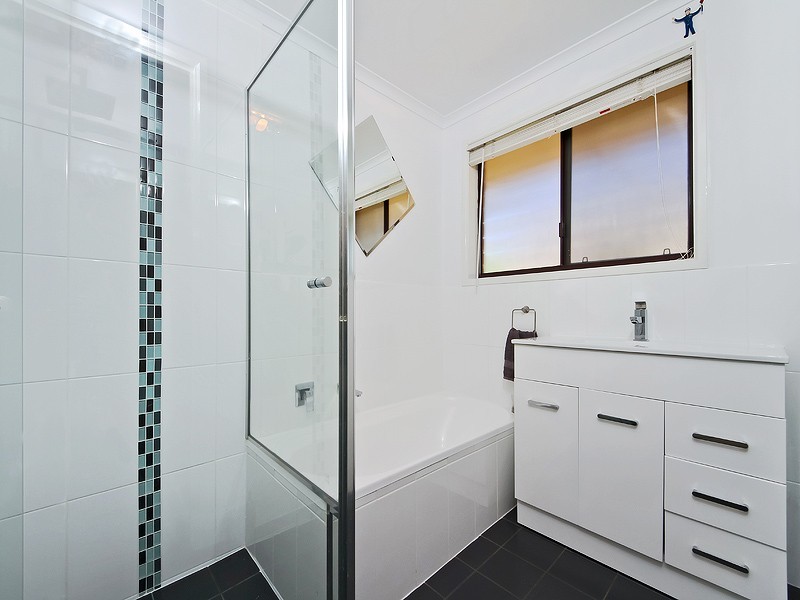 11 Lyons Cct, Trott Park SA 5158