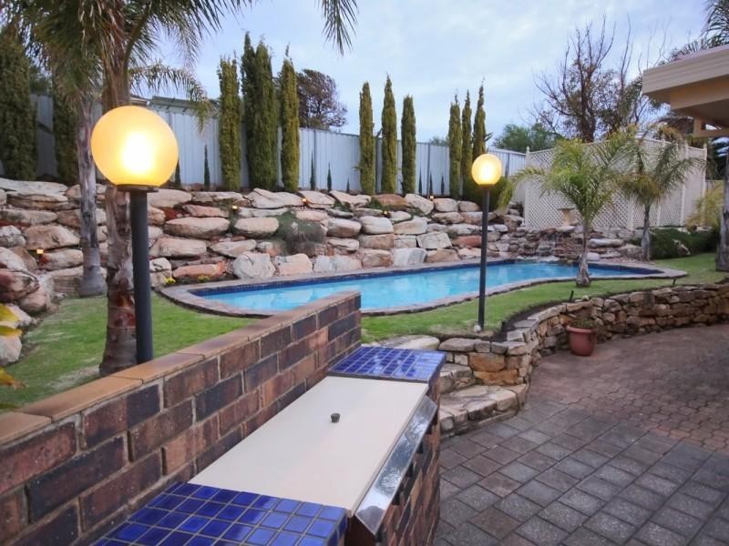 13 Dutchman Drive, Hallett Cove SA 5158