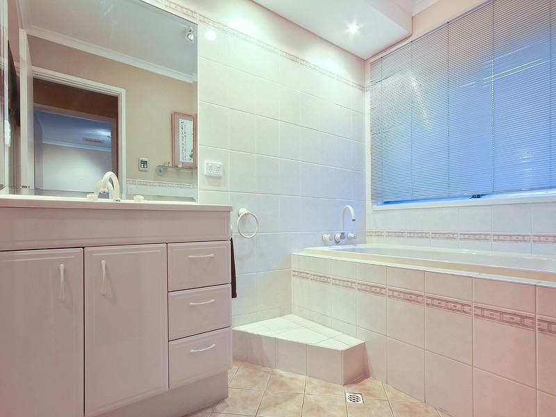 5 Dutchman Drive, Hallett Cove SA 5158