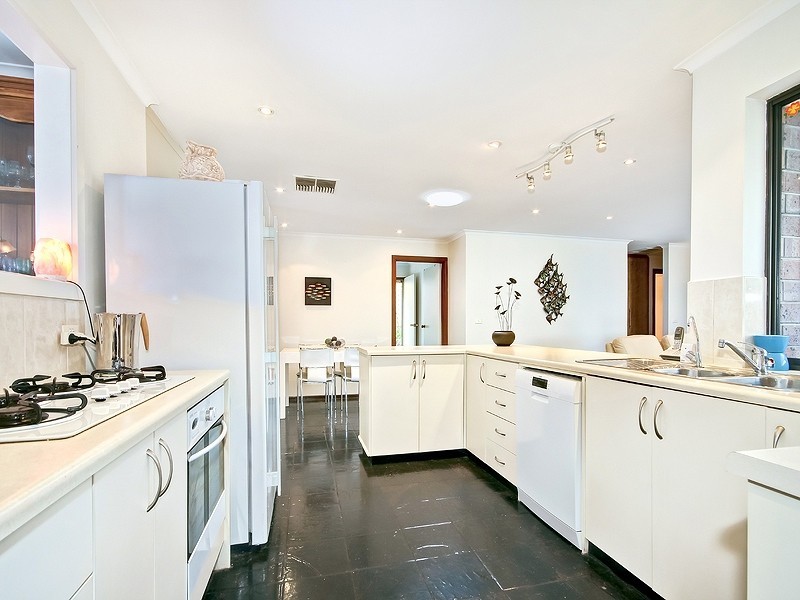 11 Dutchman Drive, Hallett Cove SA 5158